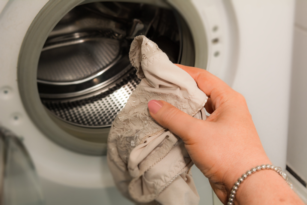 日本mybest內褲評比標準：耐久性
測試洗衣機洗了十次後，用如評比①的方式去測試最大吸收量，來評判吸血力是否會因此改變。